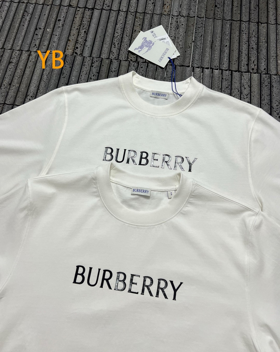 Burberry經典白T恤領口真假對比圖