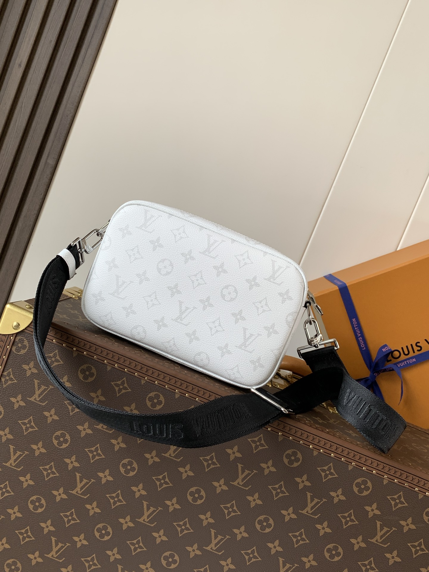 【頂級原單】路易威登 Alpha Messenger 單肩包 - Monogram &times; Ta&iuml;ga 牛皮款 背部圖
