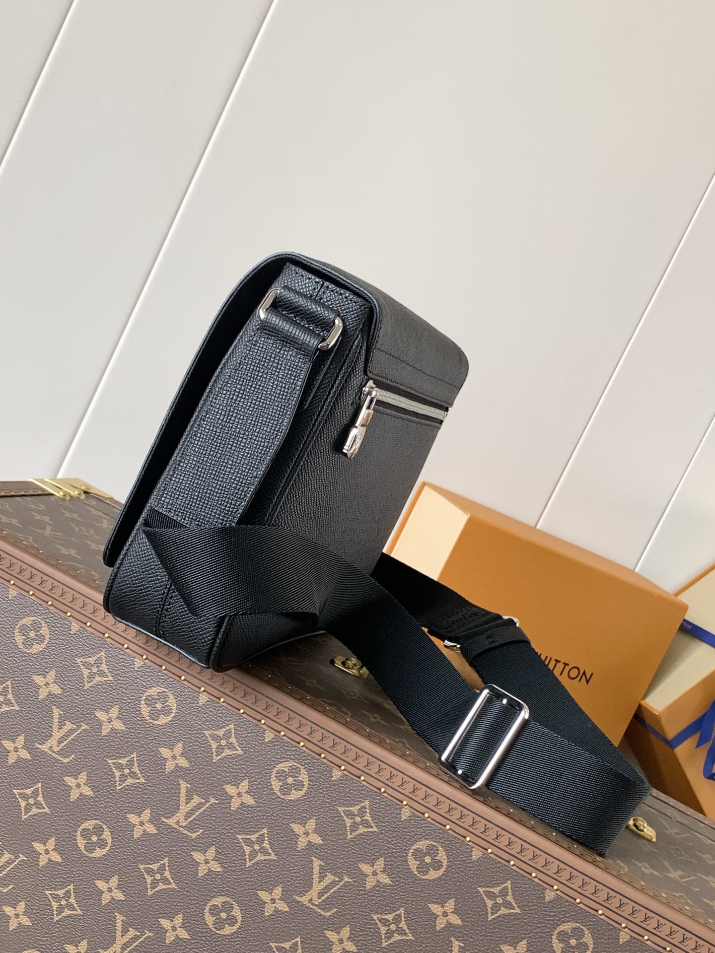LV District PM 郵差包 | Ta&iuml;ga 牛皮复刻 側面圖