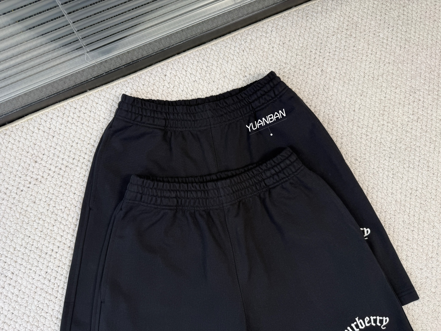 Burberry 格紋旗幟短褲 面料真假對比圖