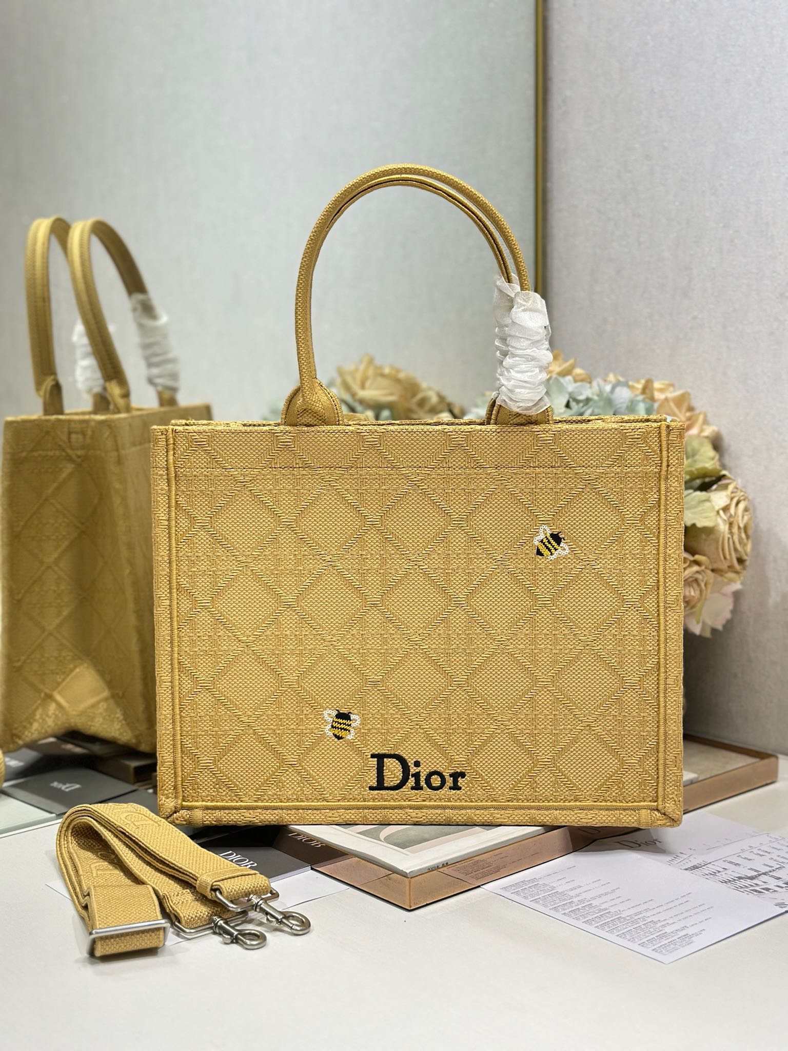 頂級復刻Dior Book Tote 酒椰草托特包 蜜蜂黃 正面圖