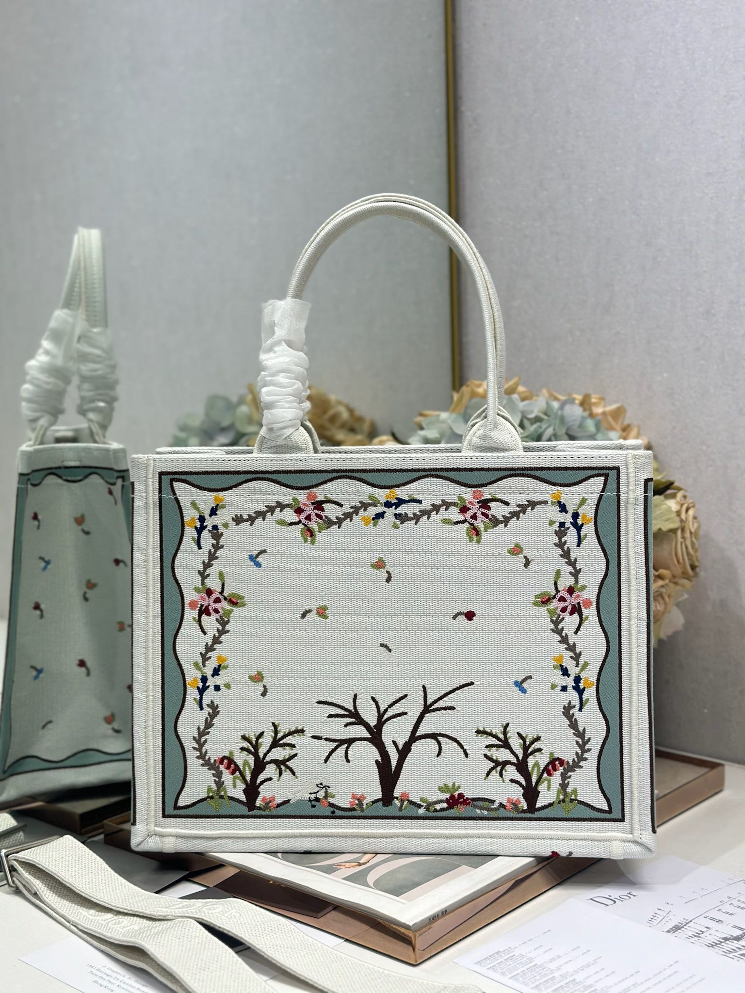 頂級復刻Dior Book Tote 酒椰草托特包 白咖啡 背面圖