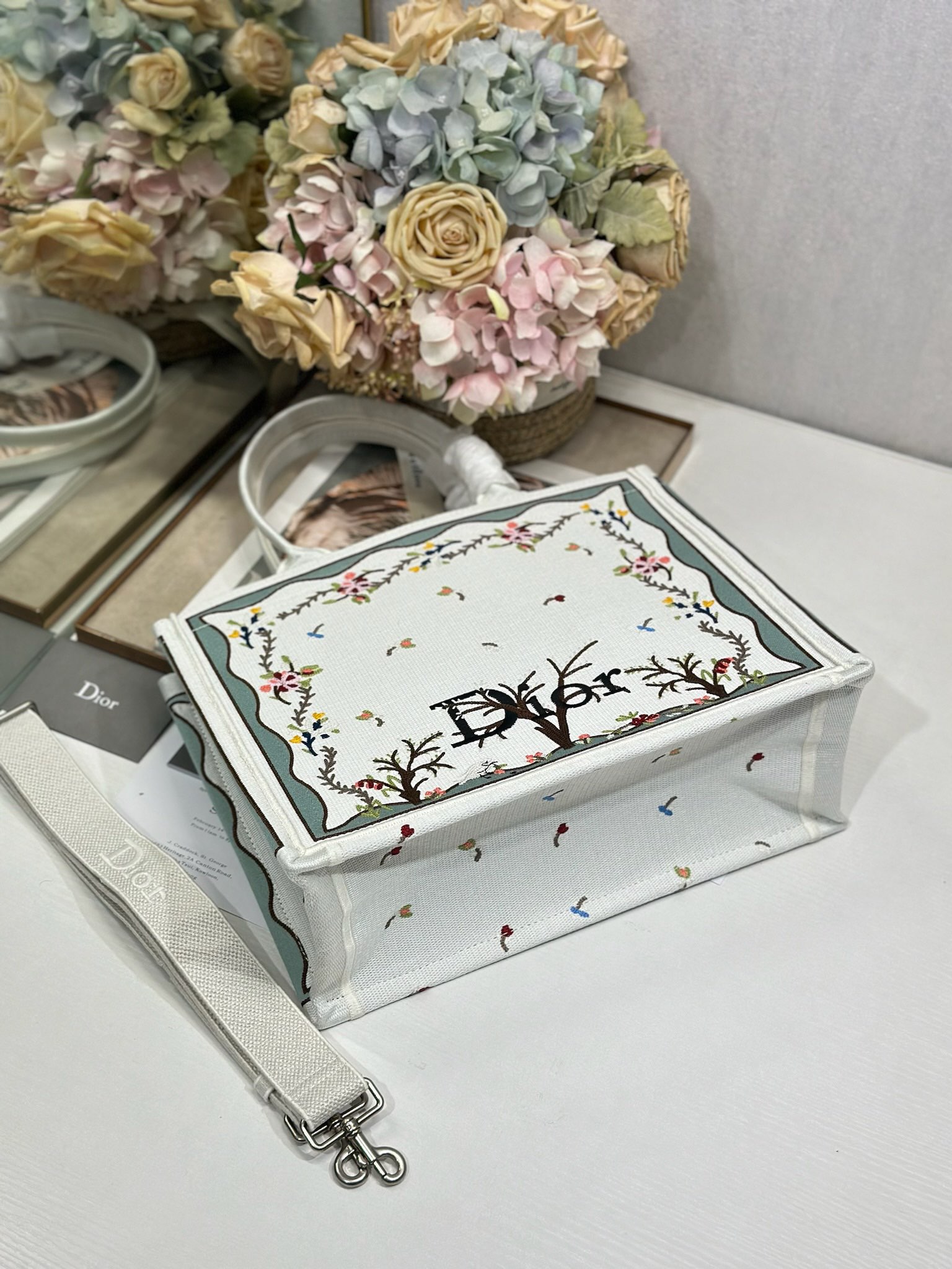 頂級復刻Dior Book Tote 酒椰草托特包 白咖啡 俯視圖