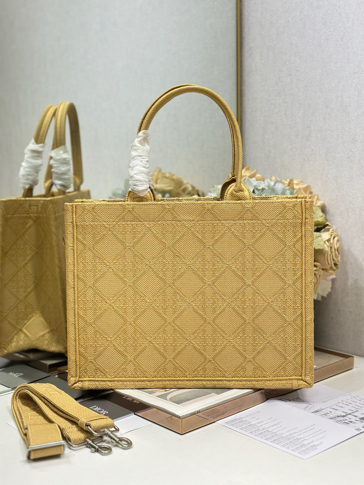 頂級復刻Dior Book Tote 酒椰草托特包 蜜蜂黃 背面圖