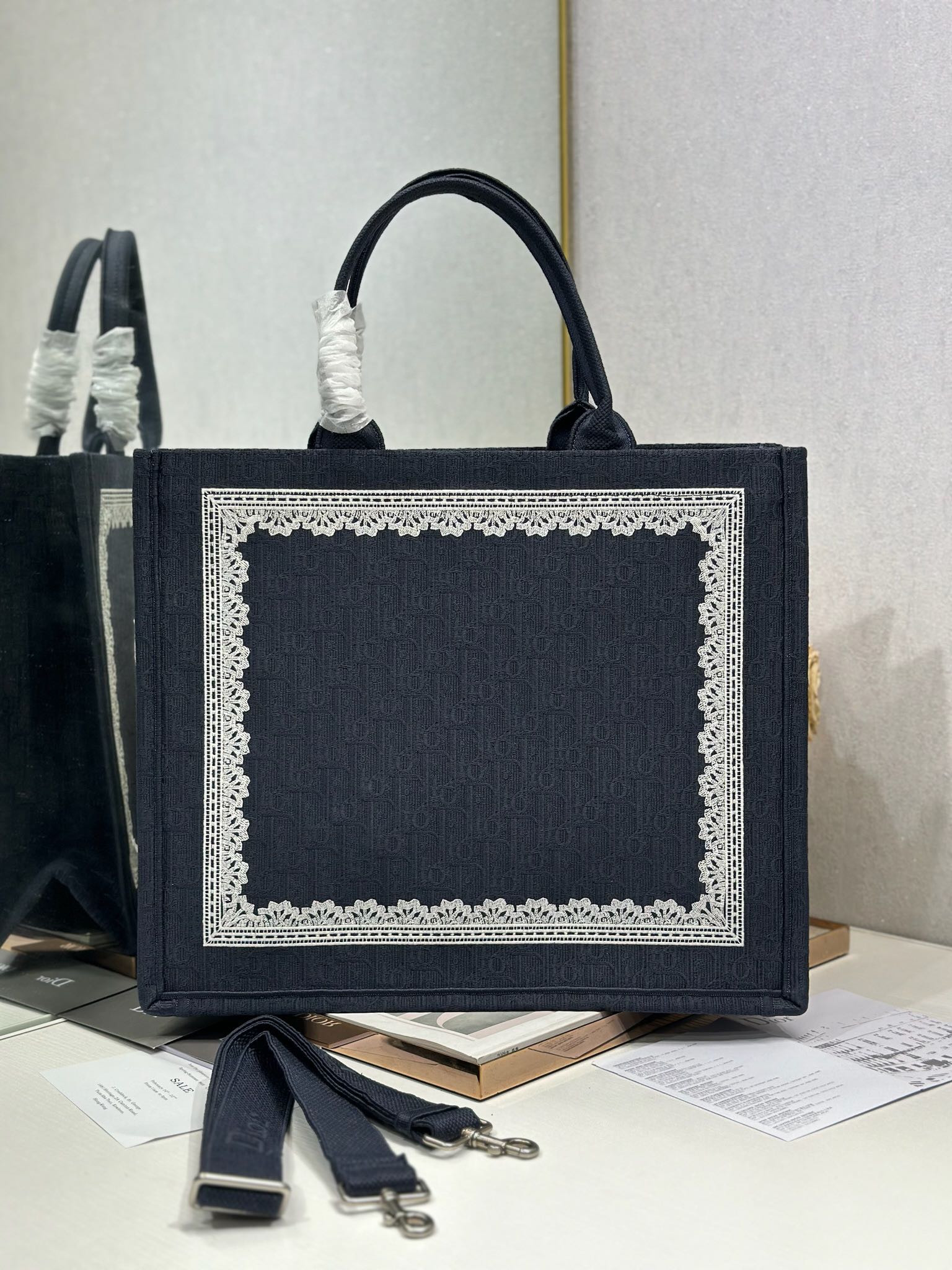 頂級復刻Dior Book Tote 酒椰草托特包 黑藍鏡子 背面圖