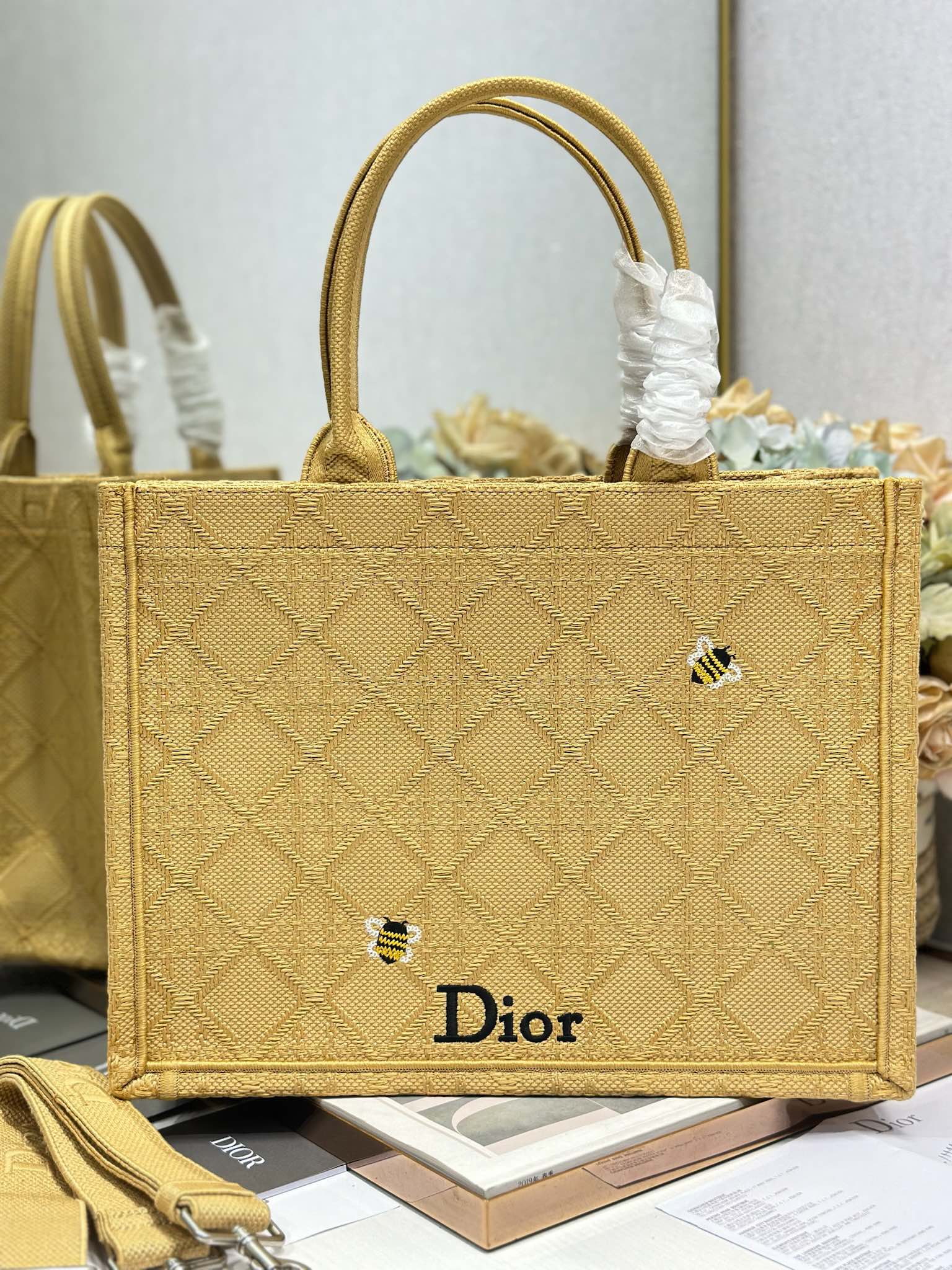 頂級復刻Dior Book Tote 酒椰草托特包 蜜蜂黃 正面圖