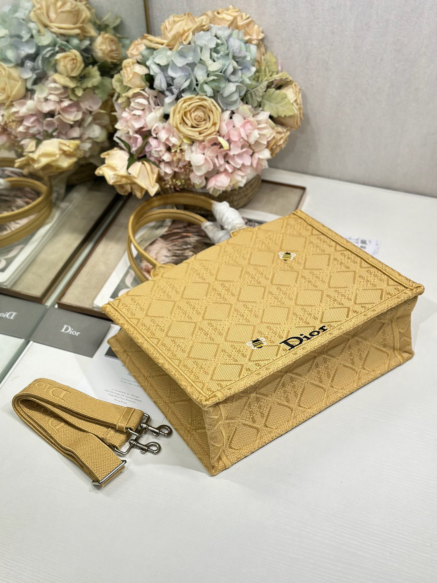 頂級復刻Dior Book Tote 酒椰草托特包 蜜蜂黃 俯視圖