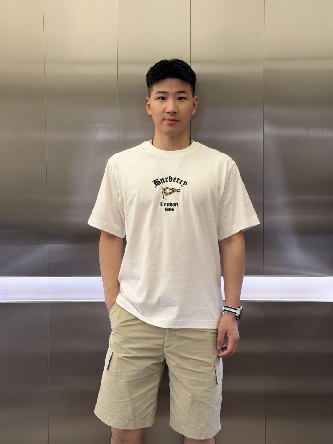 粉筆白 Burberry 格紋旗幟 T 恤 模特圖