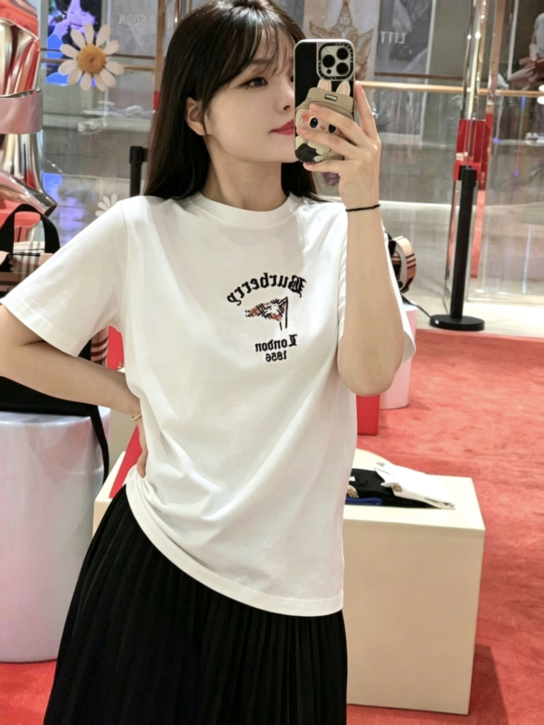 粉筆白Burberry 格紋旗幟 T 恤 模特圖