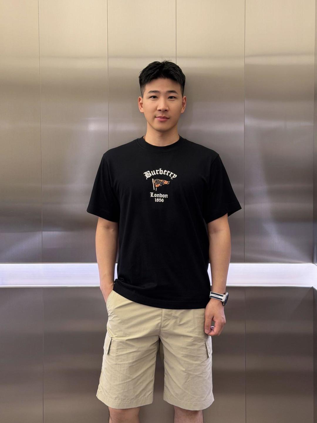 黑色Burberry 格紋旗幟 T 恤 模特圖