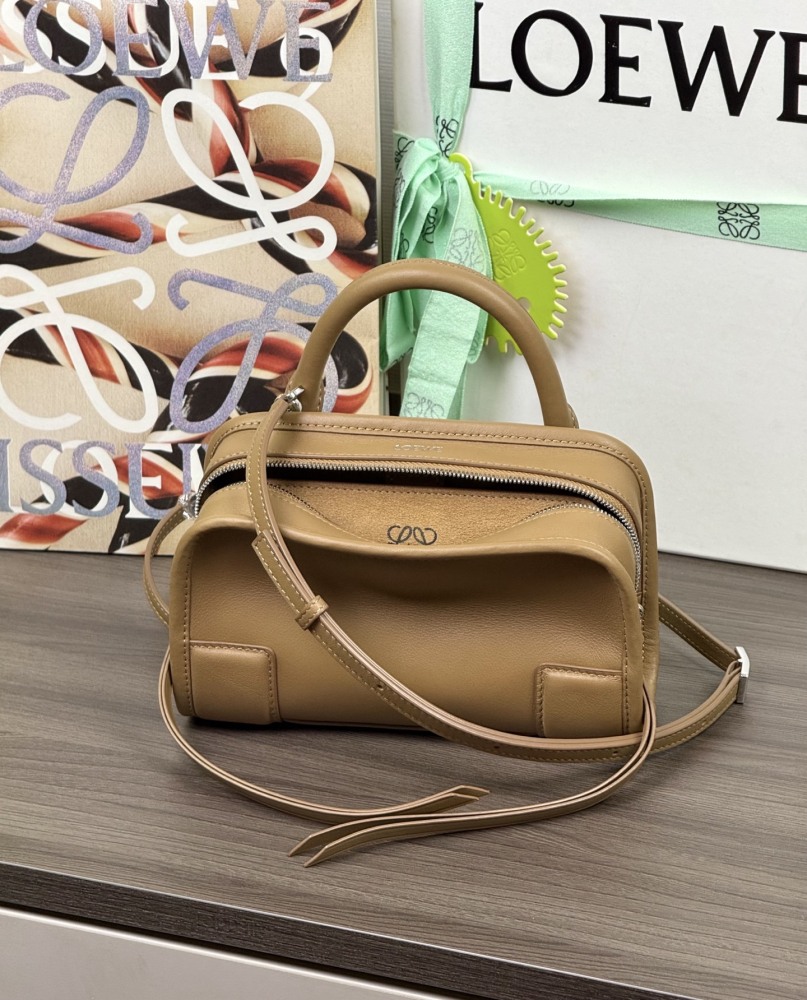 正面全景展示 LOEWEMini Amazona 180 柔軟牛皮革手袋 頂級復刻