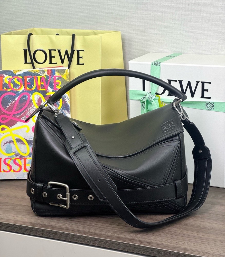 正面全景展示 LOEWEPuzzle Biker 机车包 頂級復刻