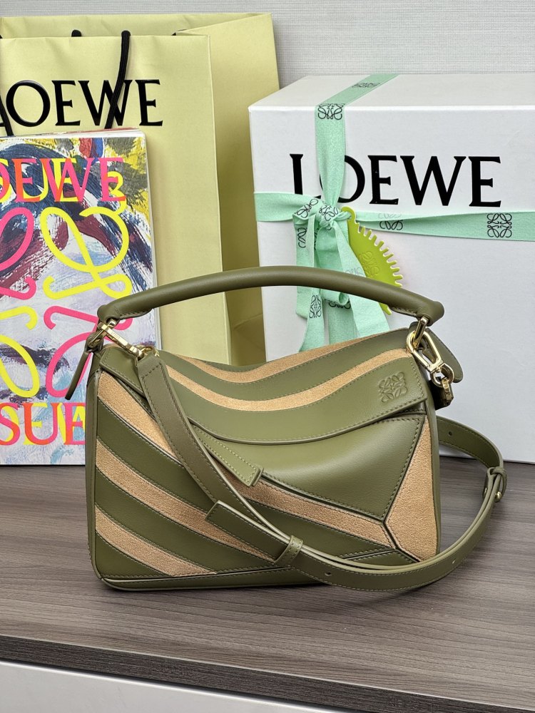 正面全景展示 LOEWEPuzzle 小号牛皮 绒面手袋 頂級復刻