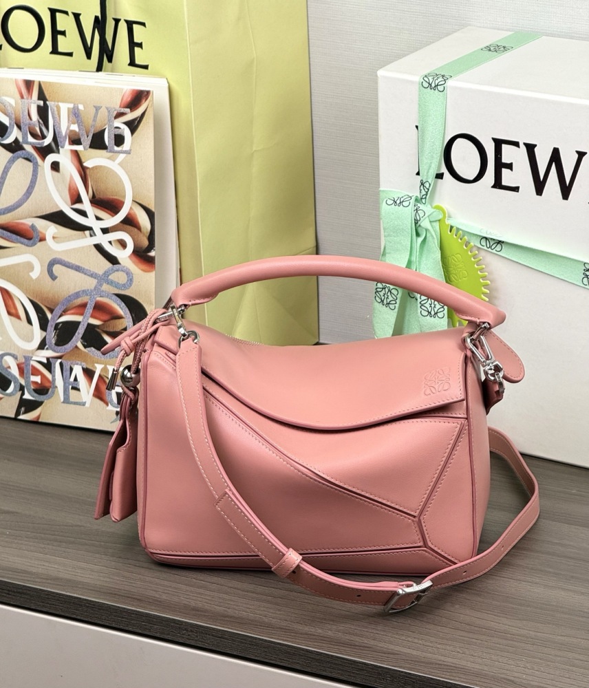 正面全景展示 LOEWEFeatherlight Puzzle 手袋 頂級復刻