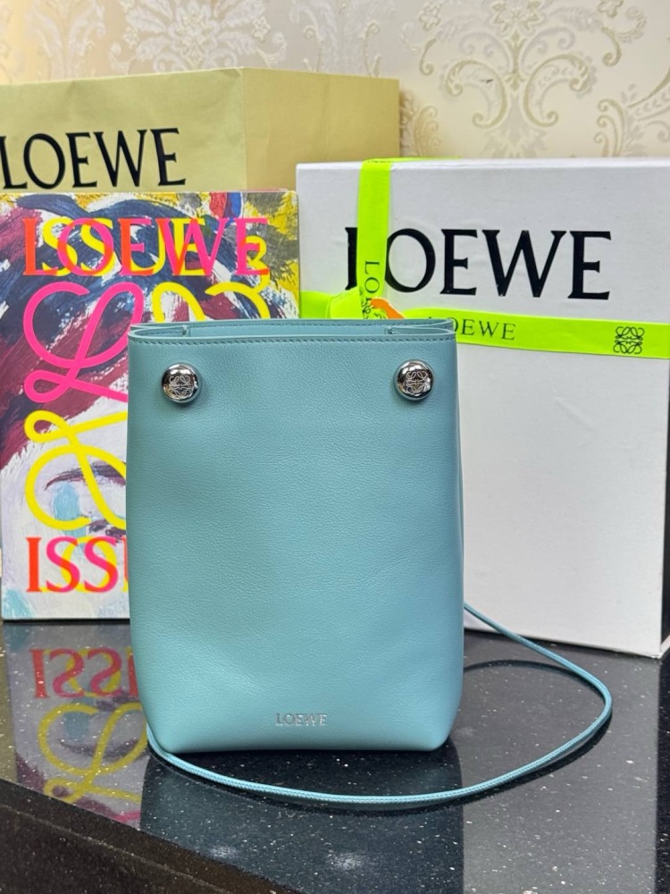 正面全景展示 LOEWEPebble pouch 手机包 頂級復刻