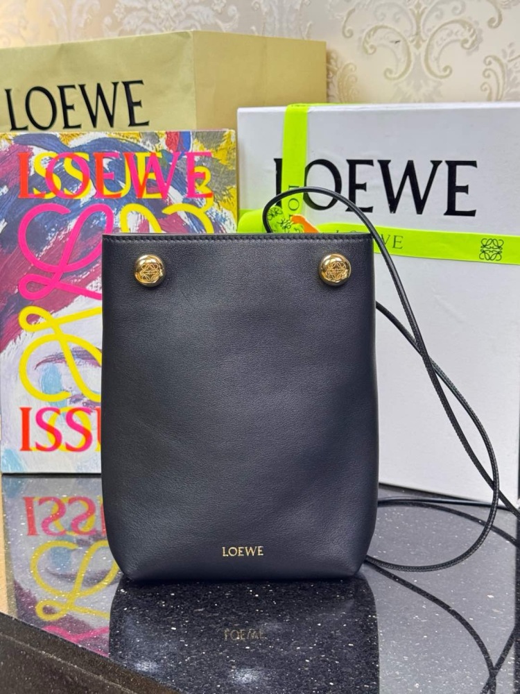 正面全景展示 LOEWEPebble pouch 手機包 頂級復刻