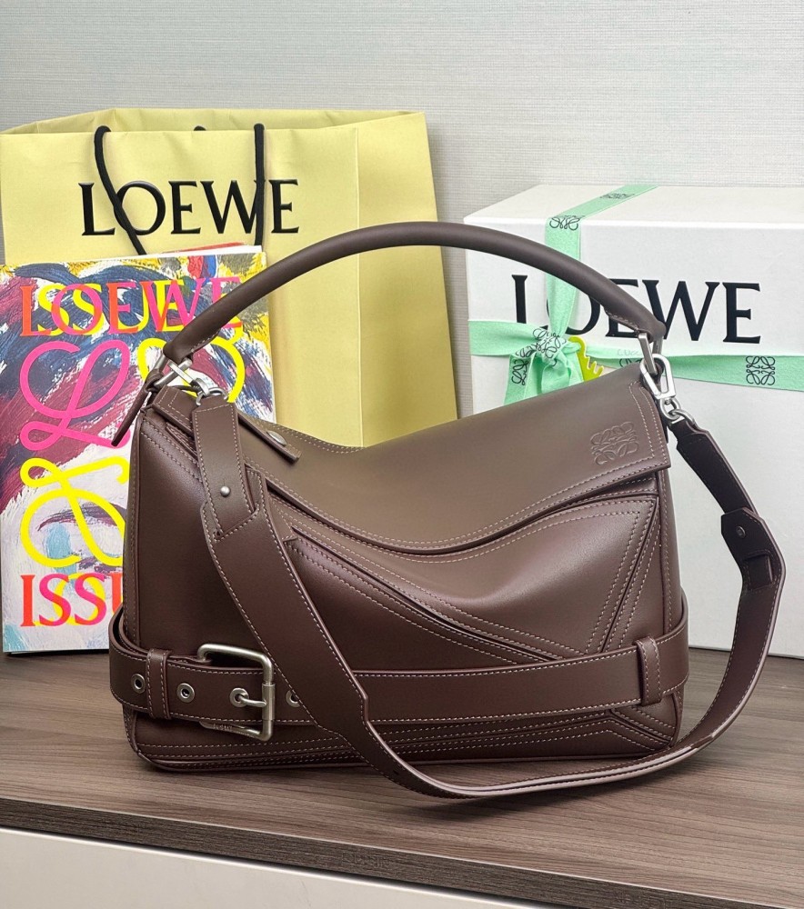 正面全景展示 LOEWEPuzzle Biker 机车包 頂級復刻