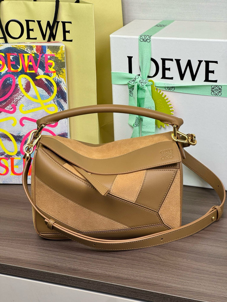 正面全景展示 LOEWEPuzzle 小号牛皮 绒面手袋 頂級復刻