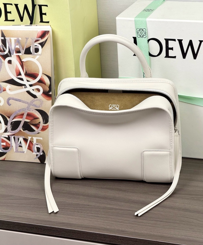 正面全景展示 LOEWE小號柔軟牛皮革 Amazona 180 手袋 頂級復刻