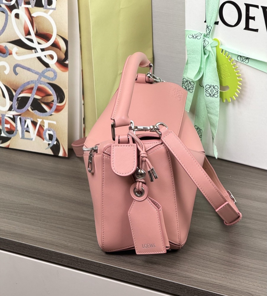 背面細節 LOEWEFeatherlight Puzzle 手袋 頂級復刻