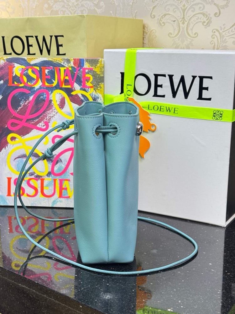 背面細節 LOEWEPebble pouch 手机包 頂級復刻