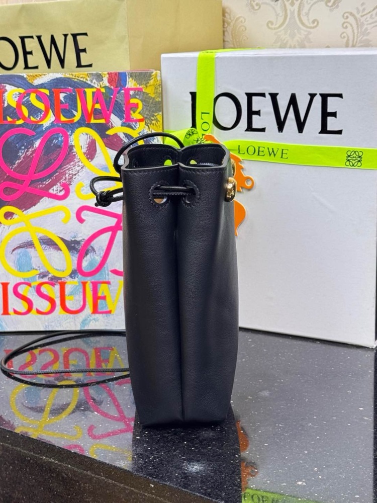 背面細節 LOEWEPebble pouch 手機包 頂級復刻