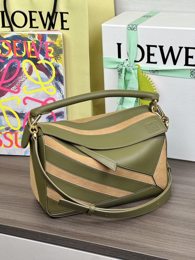 背面細節 LOEWEPuzzle 小号牛皮 绒面手袋 頂級復刻