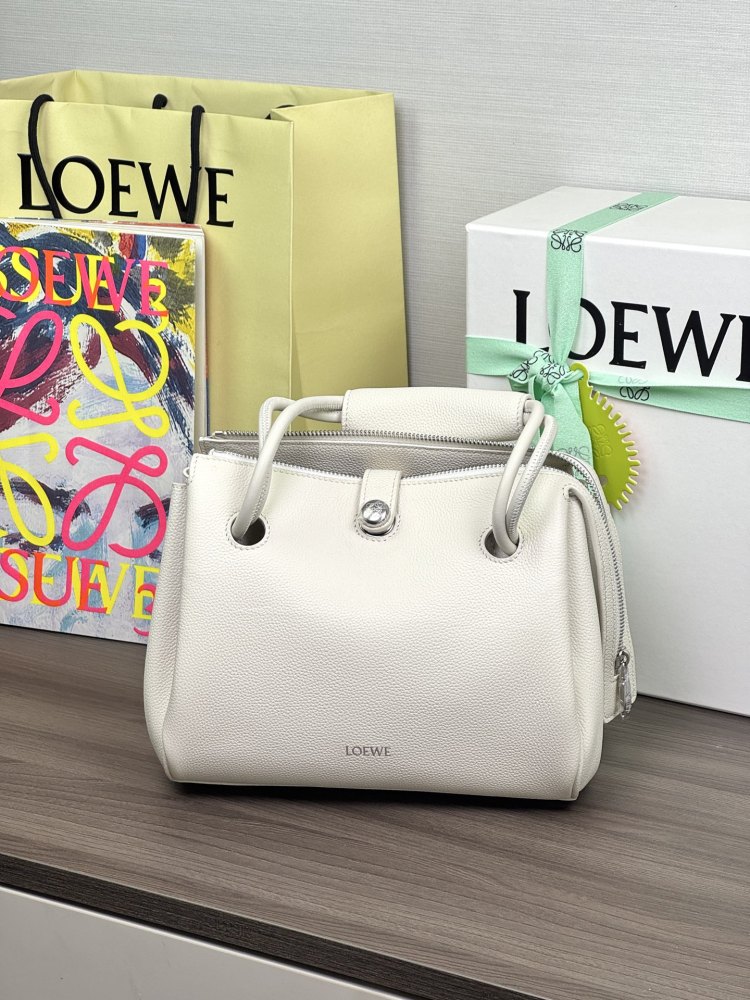 背面細節 LOEWE大号 Amazona 180 牛皮革手袋 頂級復刻