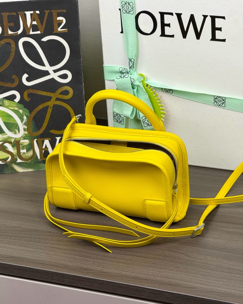 背面細節 LOEWEMini 柔軟麂皮 Amazona 180 手袋 頂級復刻