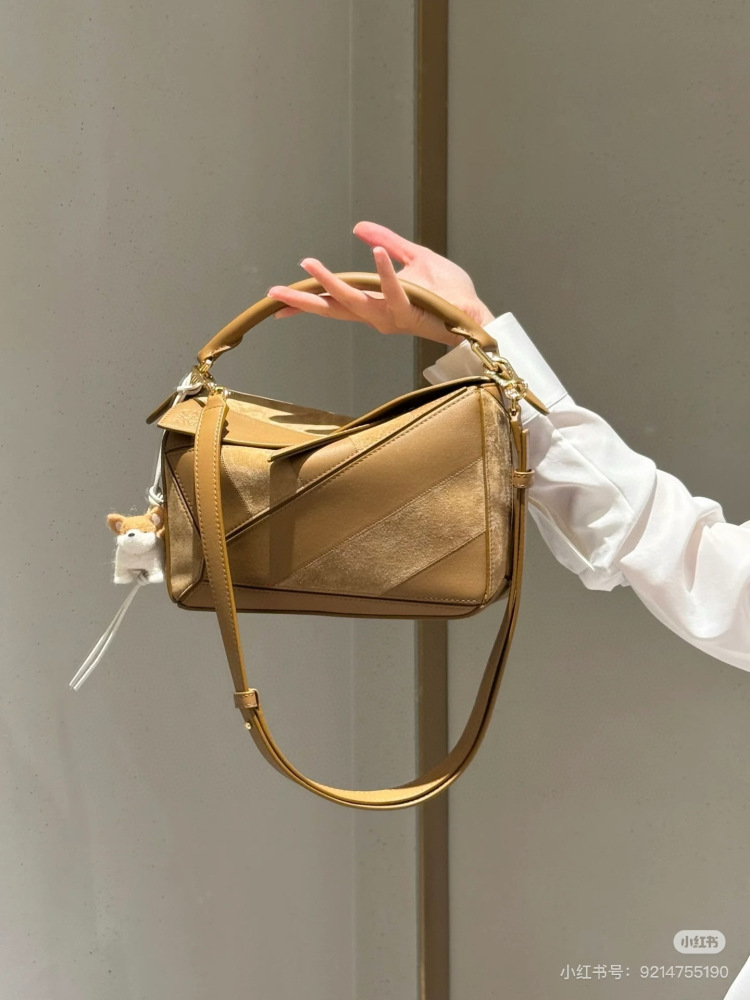 背面細節 LOEWEPuzzle 小号牛皮 绒面手袋 頂級復刻