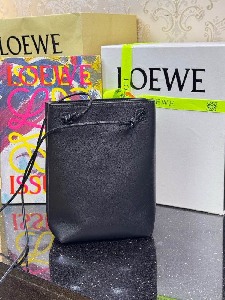 皮革質感特寫 LOEWEPebble pouch 手機包 頂級復刻