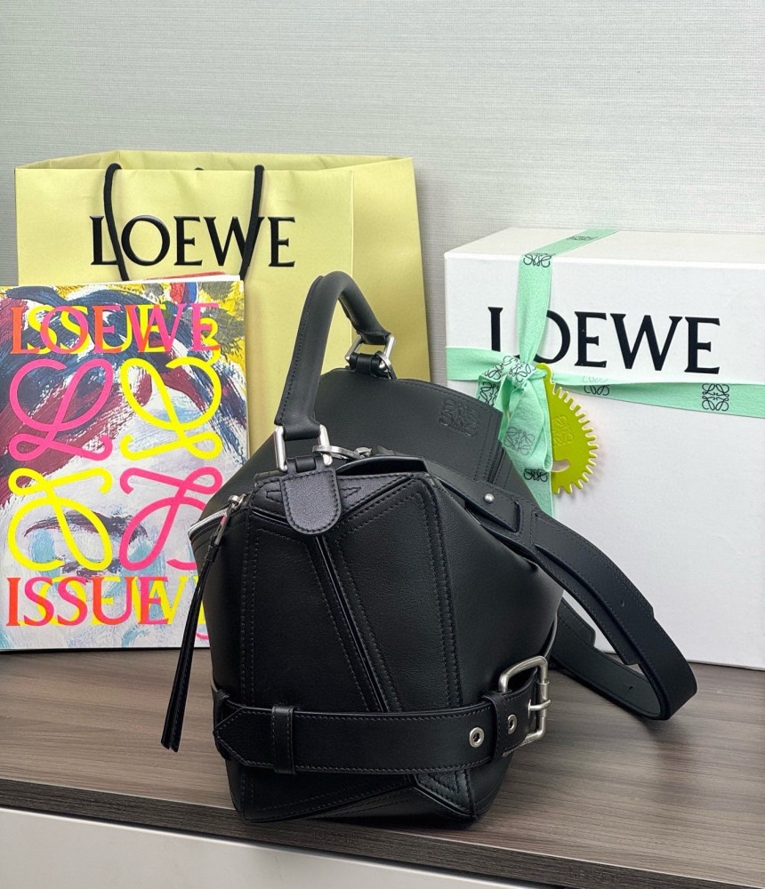 皮革質感特寫 LOEWEPuzzle Biker 机车包 頂級復刻