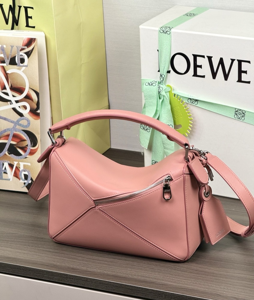 皮革質感特寫 LOEWEFeatherlight Puzzle 手袋 頂級復刻
