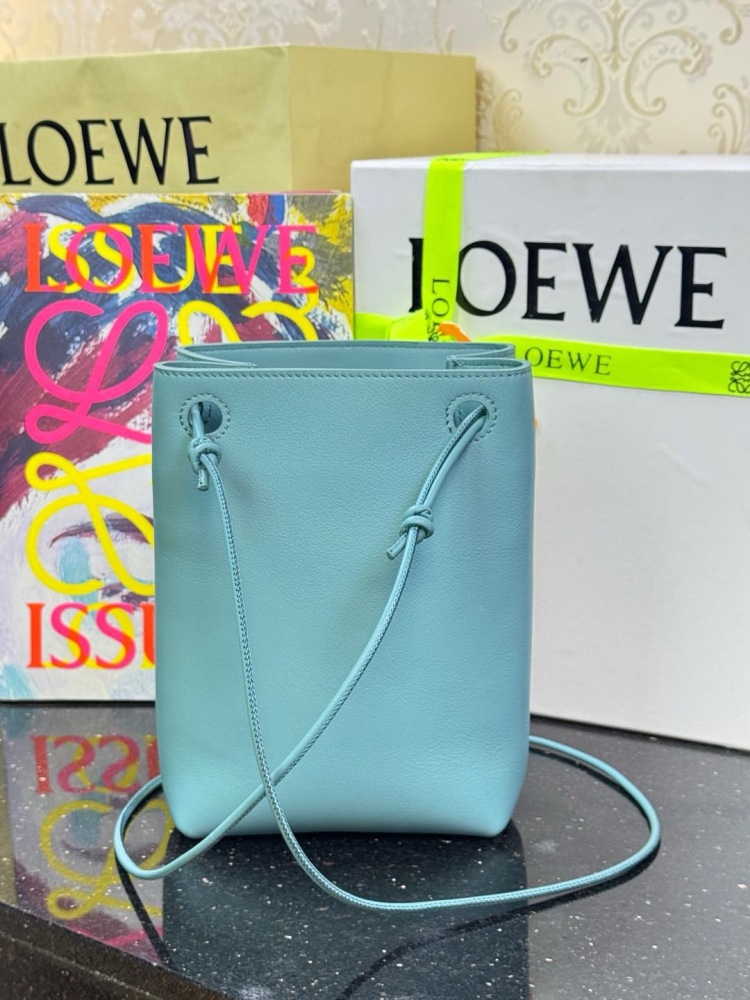 皮革質感特寫 LOEWEPebble pouch 手机包 頂級復刻