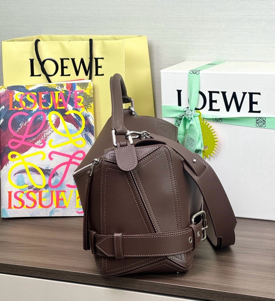 皮革質感特寫 LOEWEPuzzle Biker 机车包 頂級復刻