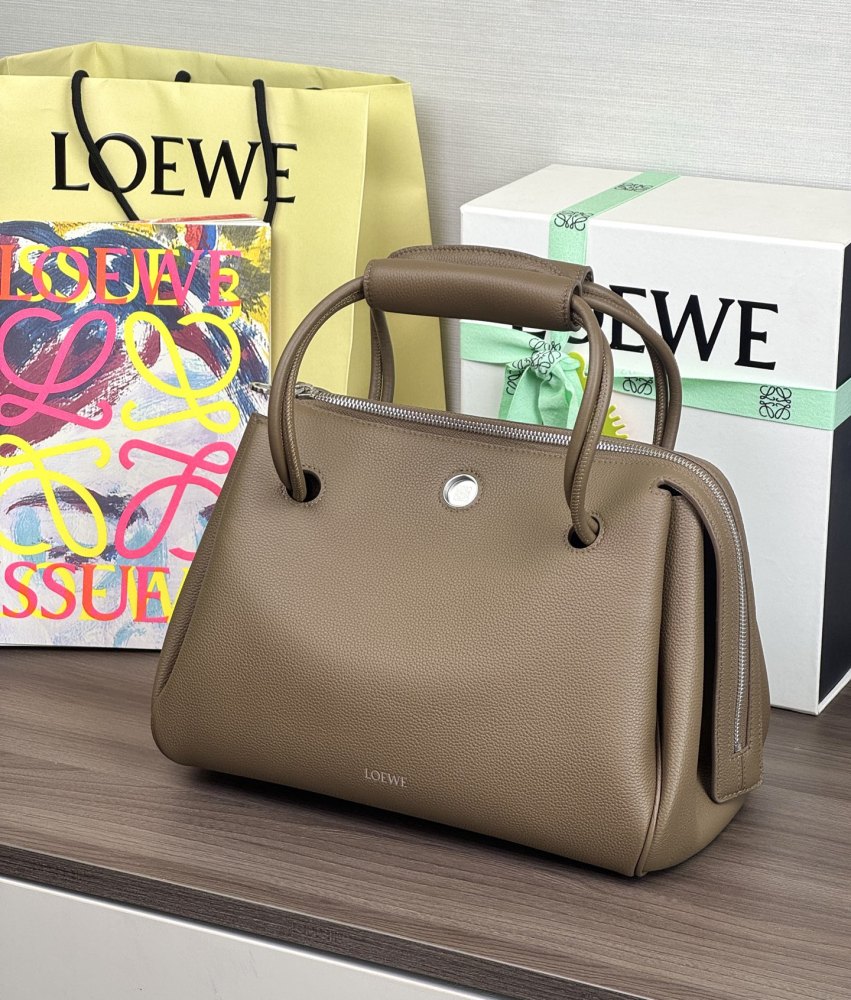 皮革質感特寫 LOEWE中号 Madrid 灰褐色柔软牛皮革手袋 頂級復刻