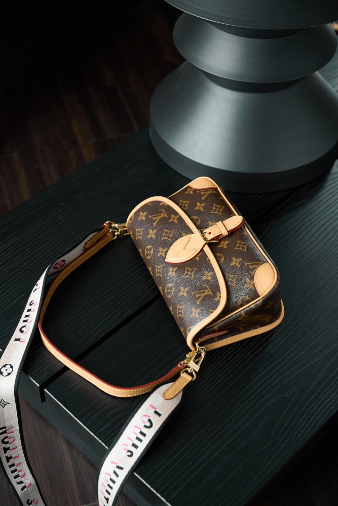 皮革質感特寫 LV M45985 DIANE 手袋 頂級復刻