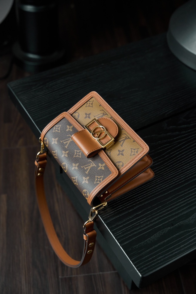 皮革質感特寫 LV M45959 DAUPHIN 小號手袋 頂級復刻
