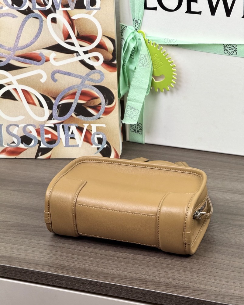 五金件細節 LOEWEMini Amazona 180 柔軟牛皮革手袋 頂級復刻