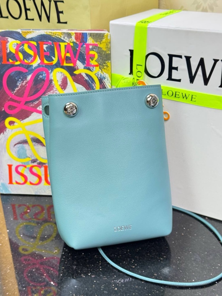 五金件細節 LOEWEPebble pouch 手机包 頂級復刻