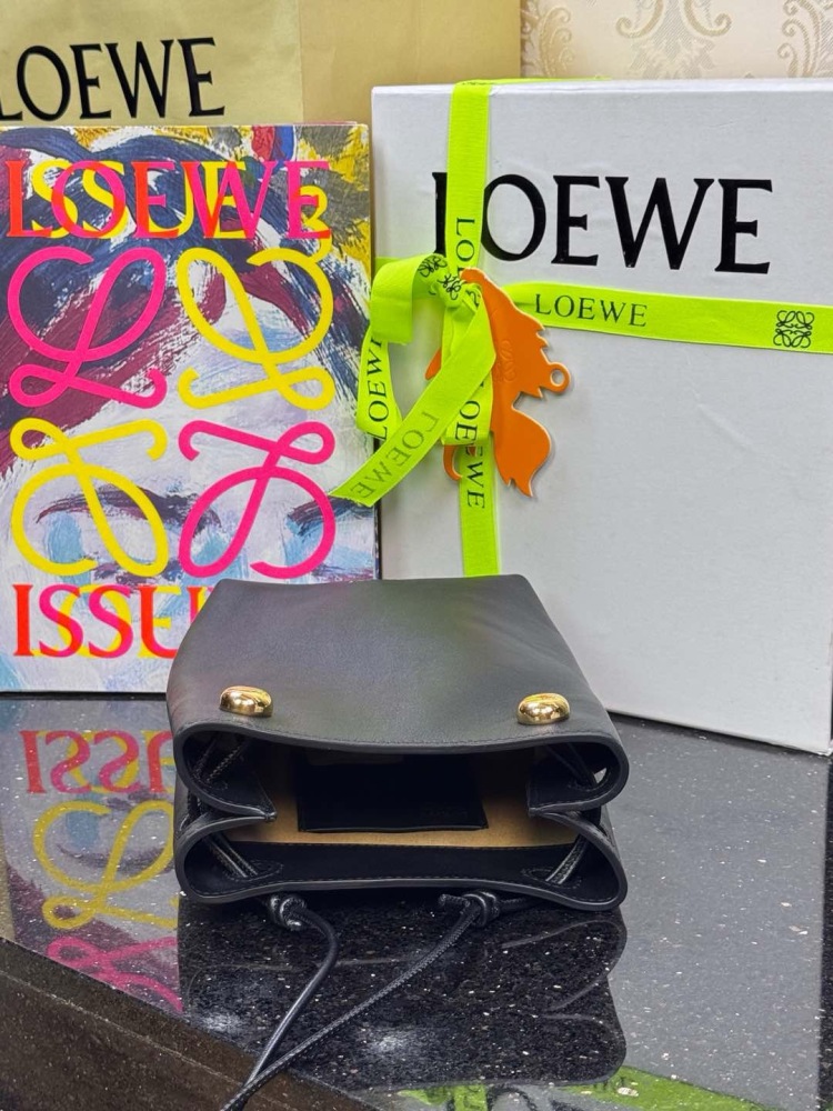 五金件細節 LOEWEPebble pouch 手機包 頂級復刻