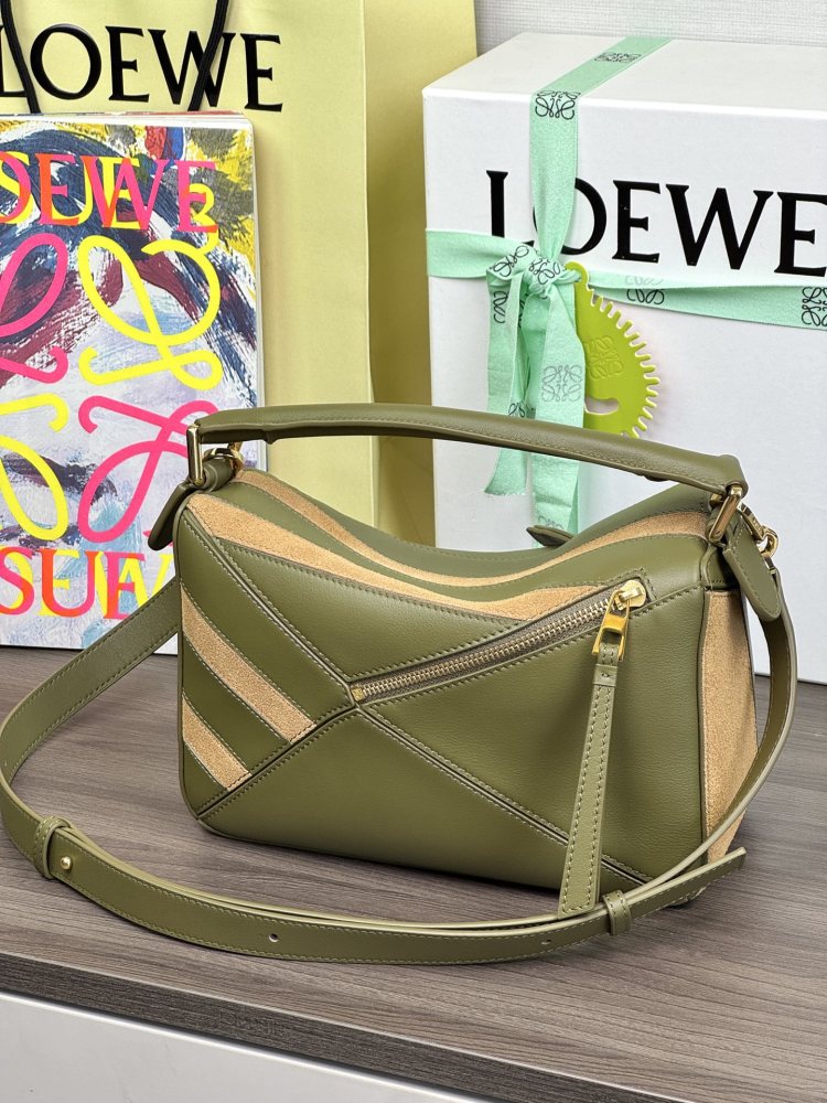 五金件細節 LOEWEPuzzle 小号牛皮 绒面手袋 頂級復刻
