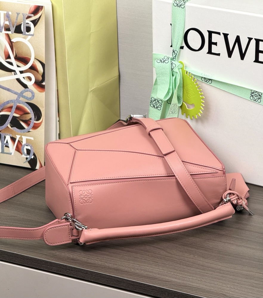 五金件細節 LOEWEFeatherlight Puzzle 手袋 頂級復刻