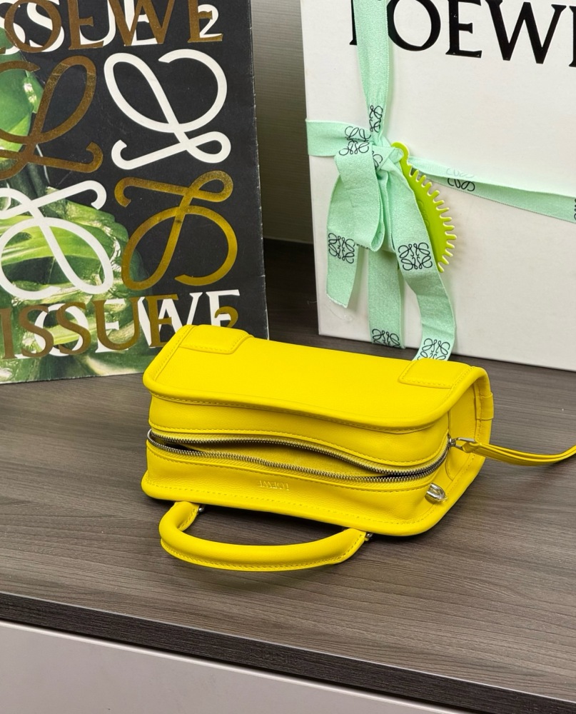 五金件細節 LOEWEMini 柔軟麂皮 Amazona 180 手袋 頂級復刻