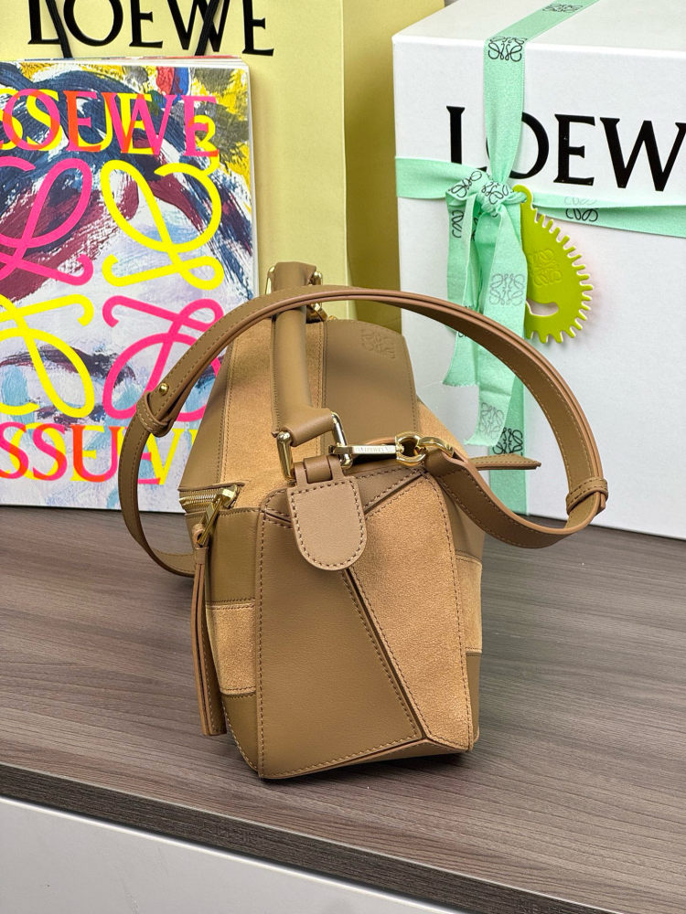 五金件細節 LOEWEPuzzle 小号牛皮 绒面手袋 頂級復刻