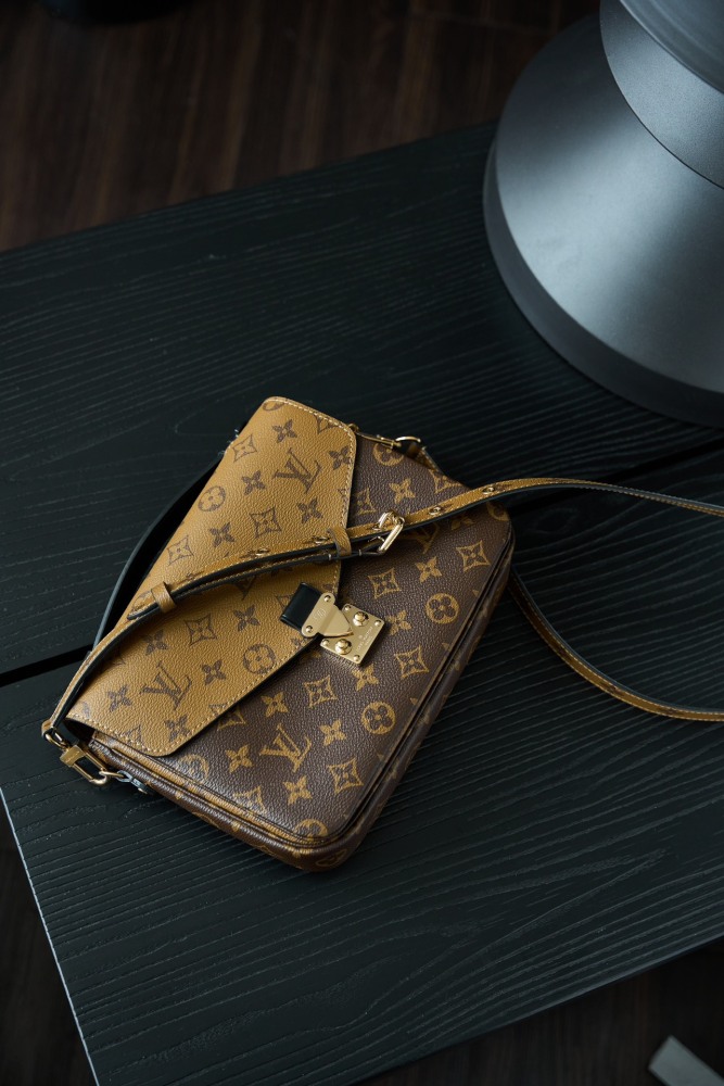 五金件細節 LV M44876 POCHETTE 手袋 頂級復刻