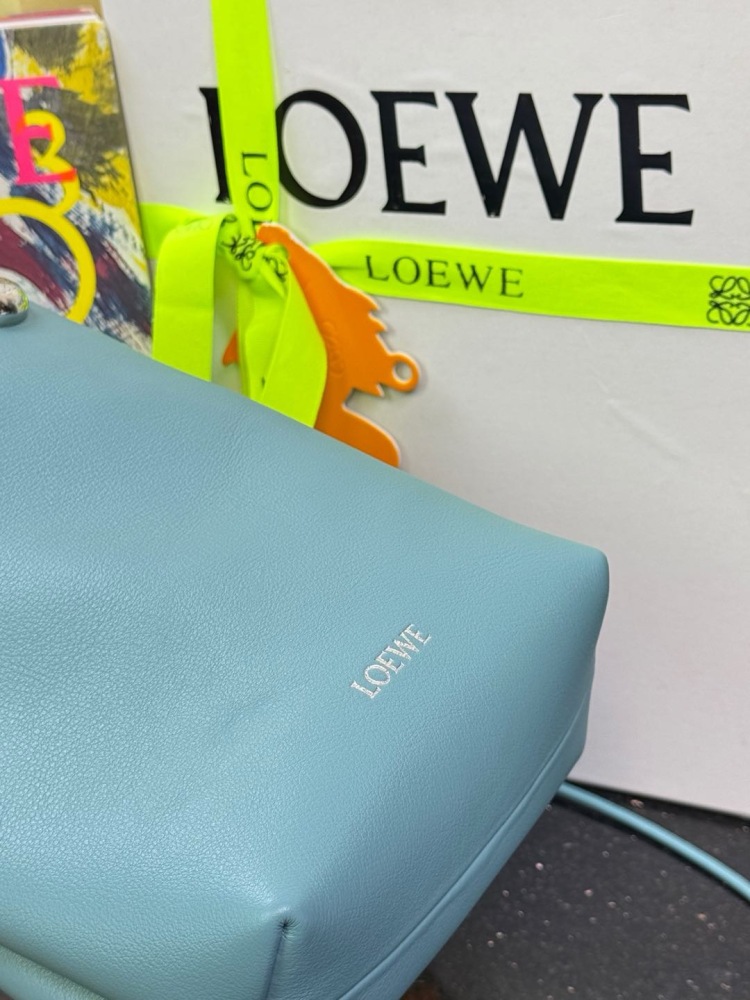 內裡細節 LOEWEPebble pouch 手机包 頂級復刻