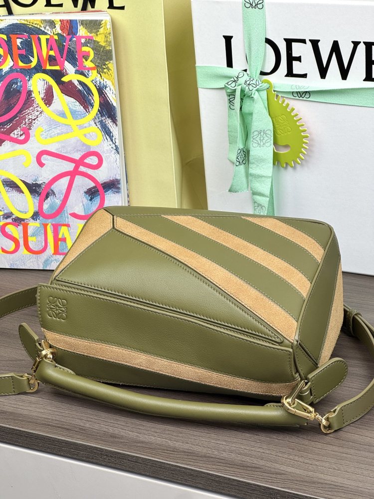 內裡細節 LOEWEPuzzle 小号牛皮 绒面手袋 頂級復刻