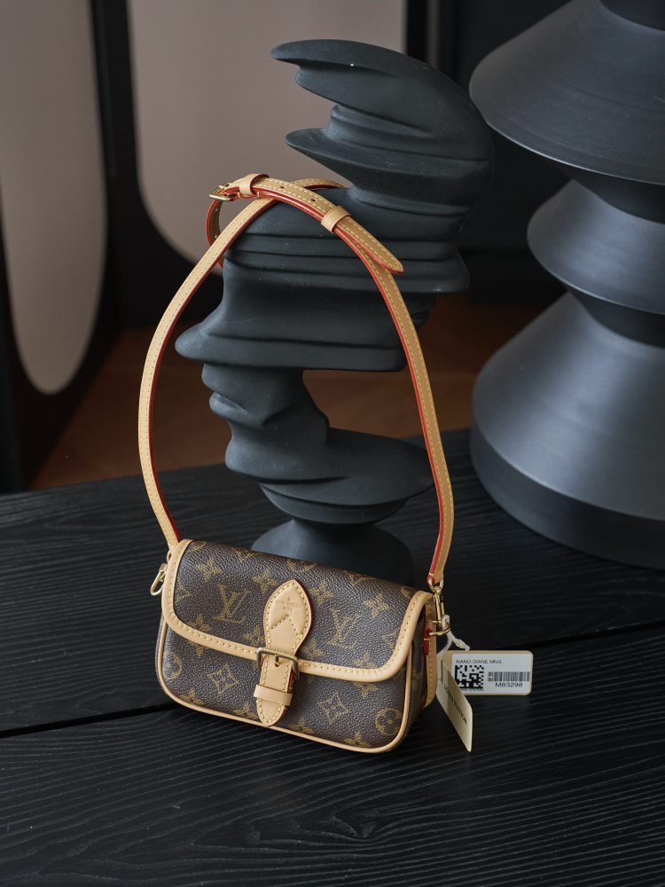 皮革質感特寫 LV M83298 DIANE 小號手袋 頂級復刻