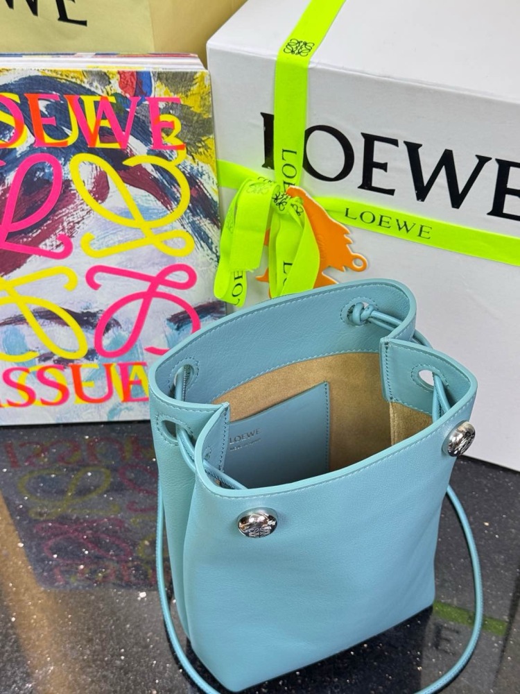 LOEWE Logo特寫 LOEWEPebble pouch 手机包 頂級復刻